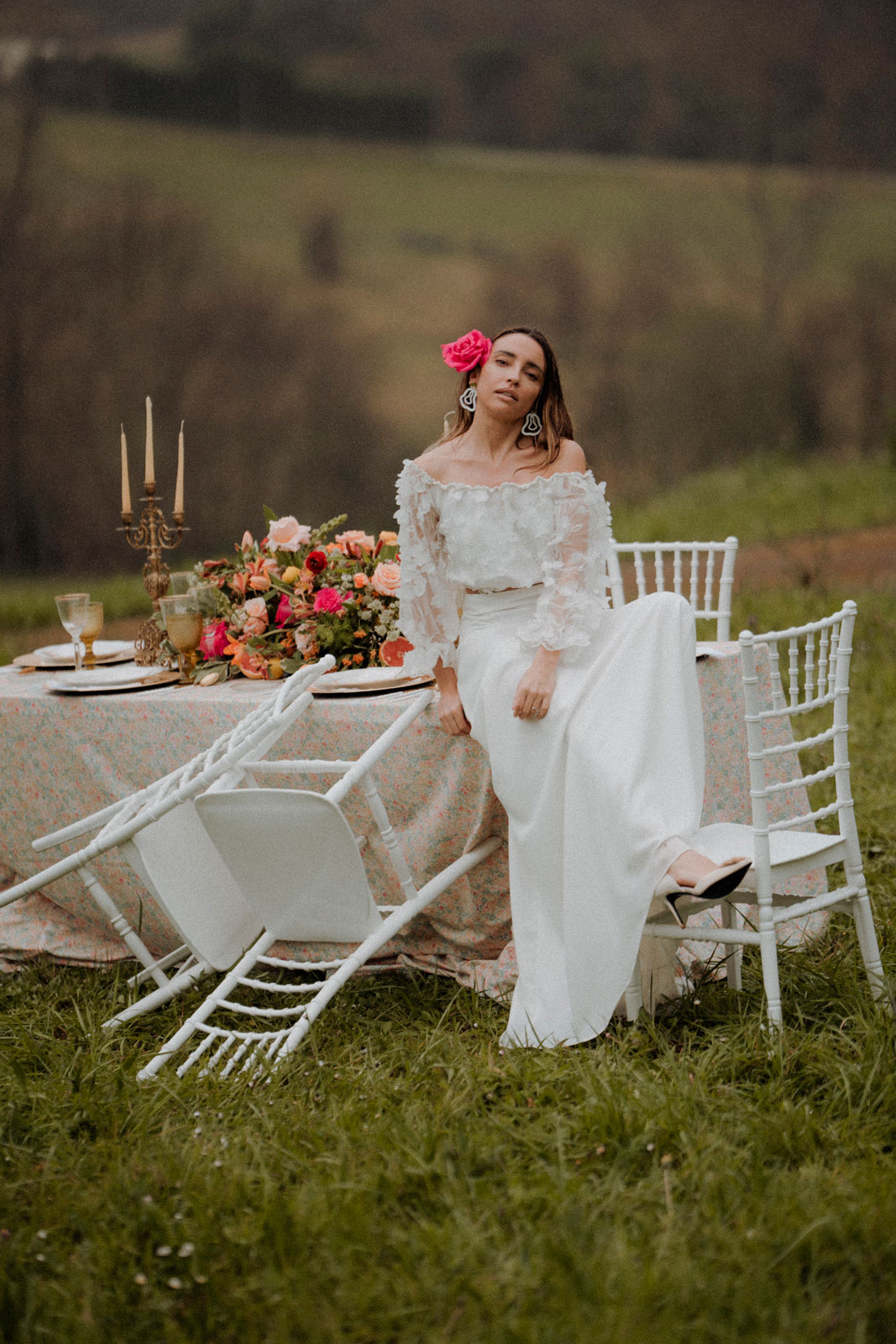 novia sentada en una mesa con flores