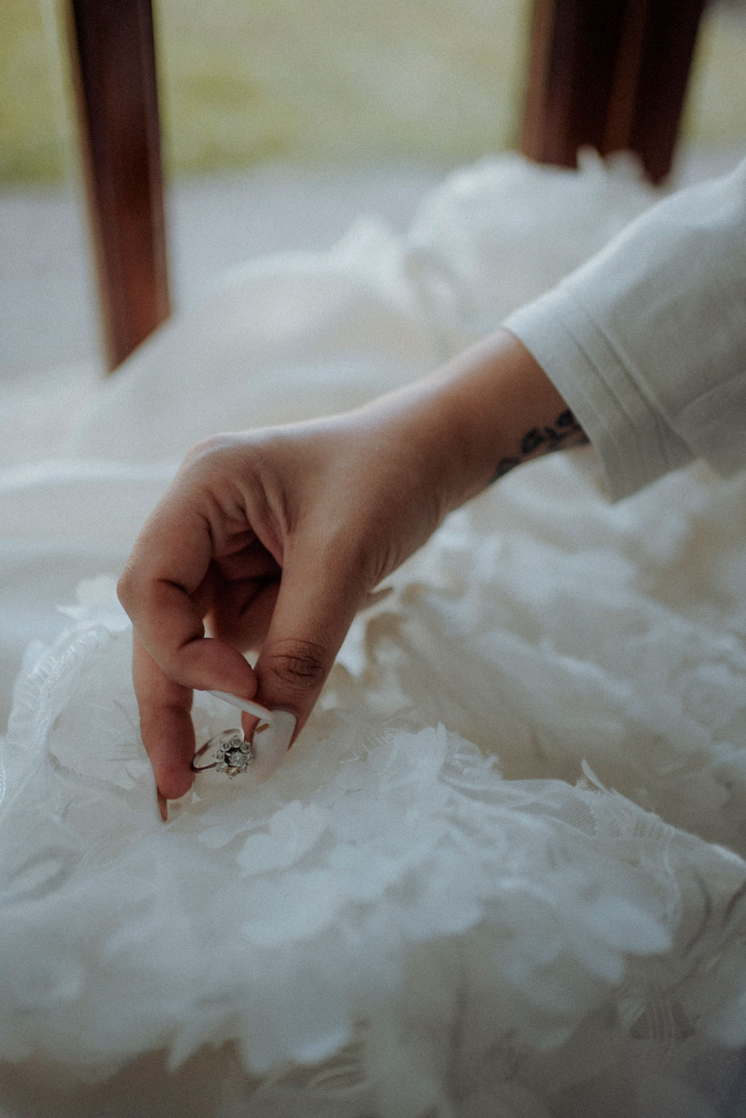 mano de mujer sujetando un anillo
