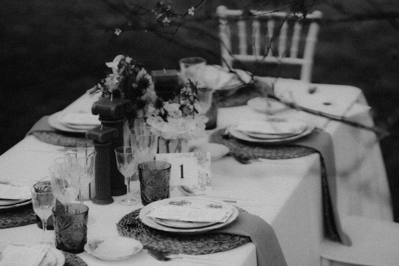 Una mesa decorada con paltos en blanco y negro por Patricia Vic