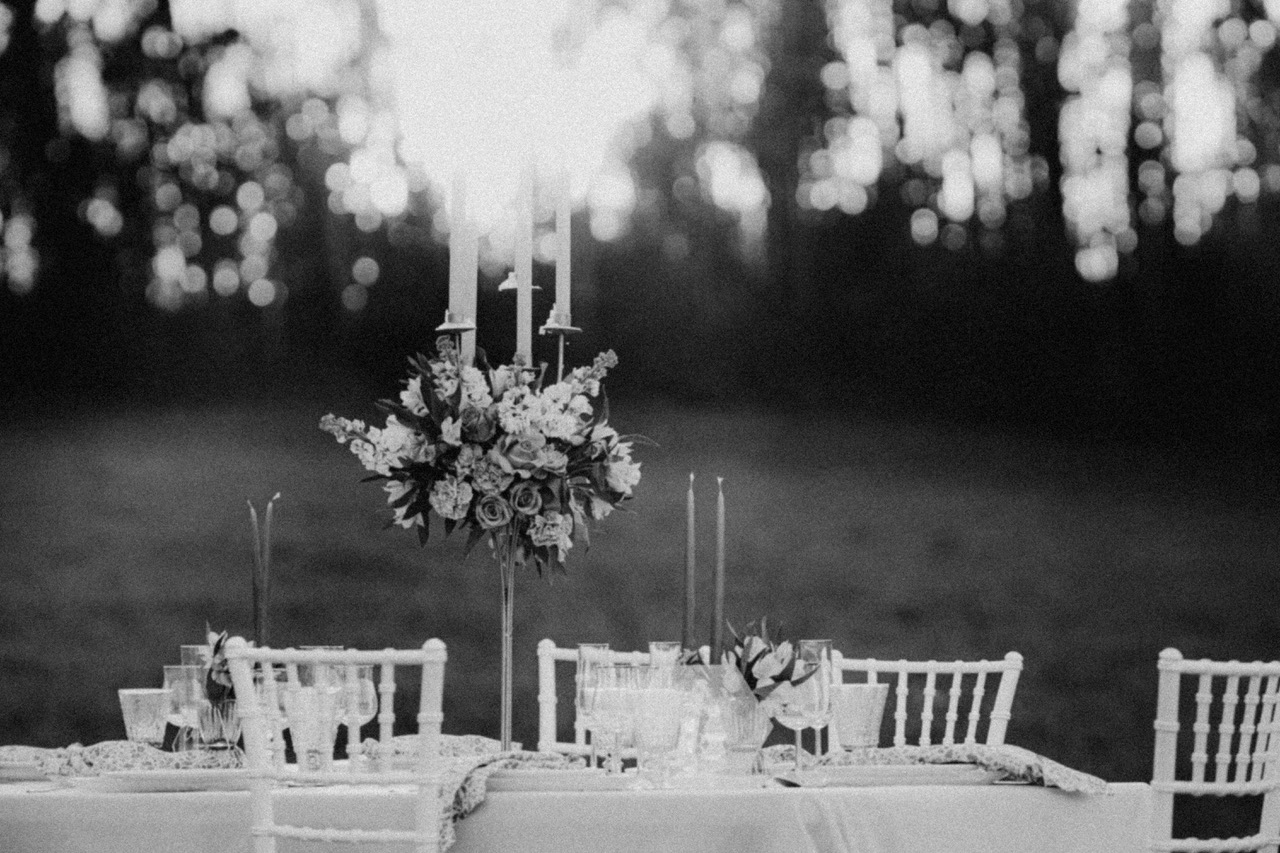 Decoración e una mesa en Blanco y negro en el campo