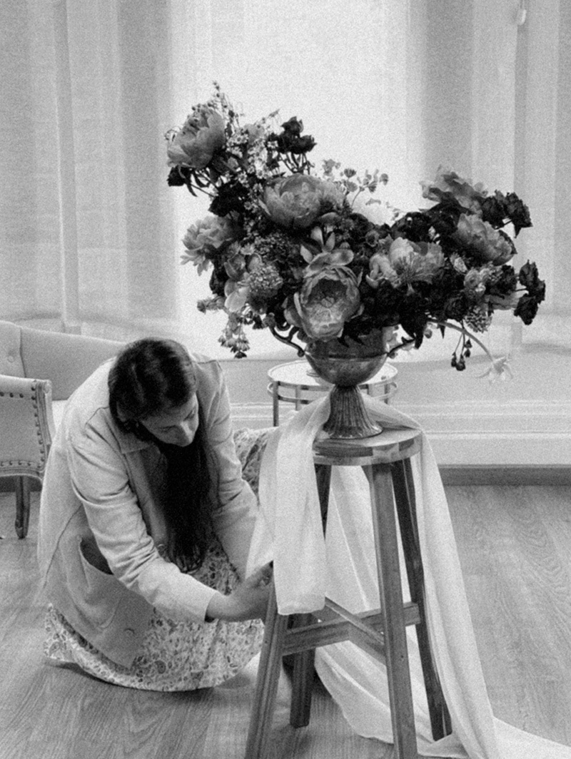 Muestra a Patricia terminado de decorar un arreglo floral