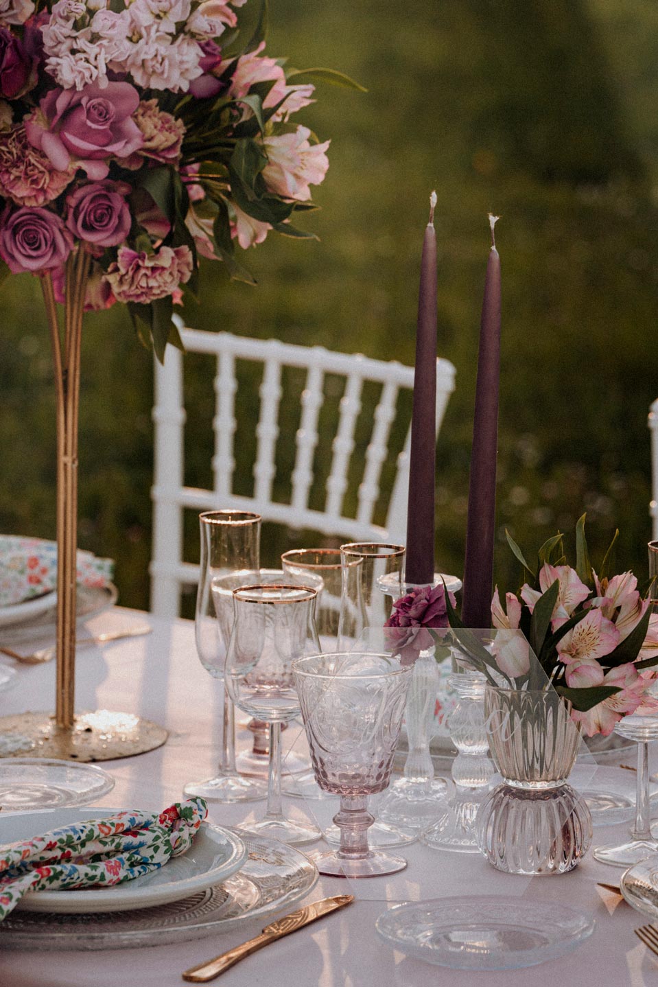 decoración de mesa con cristalería en tonos rosas