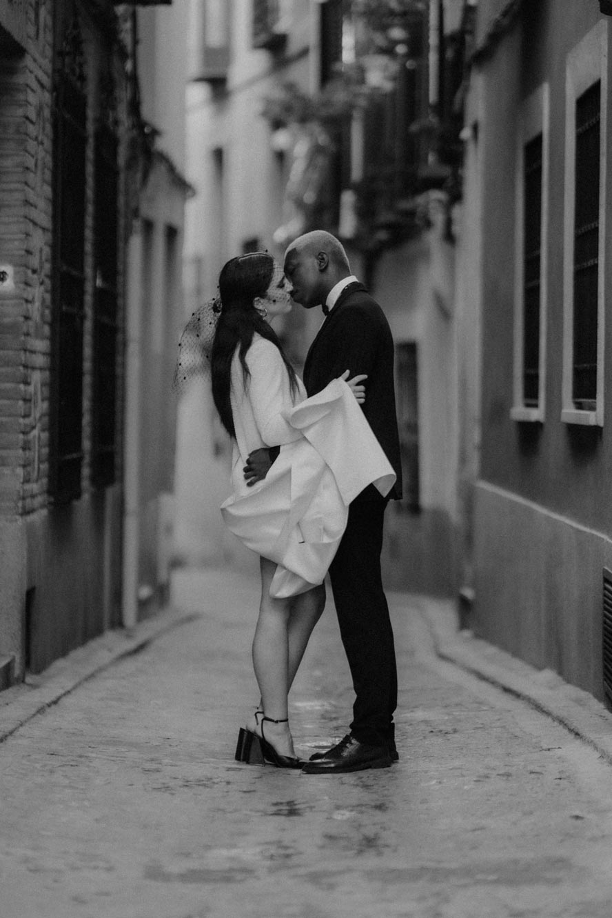 pareja e novios besando en un callejón