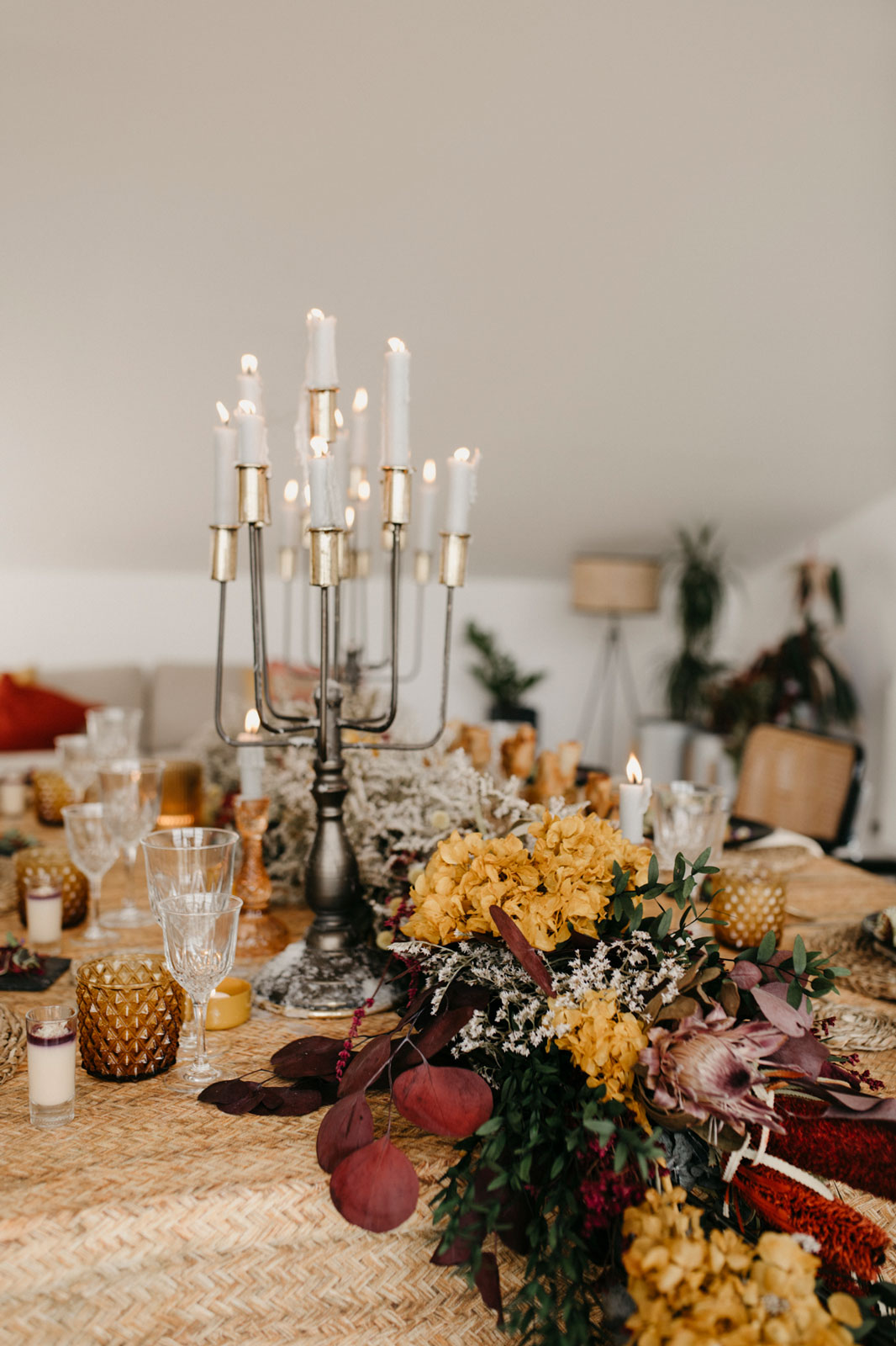 mesa decorada con velas y flores